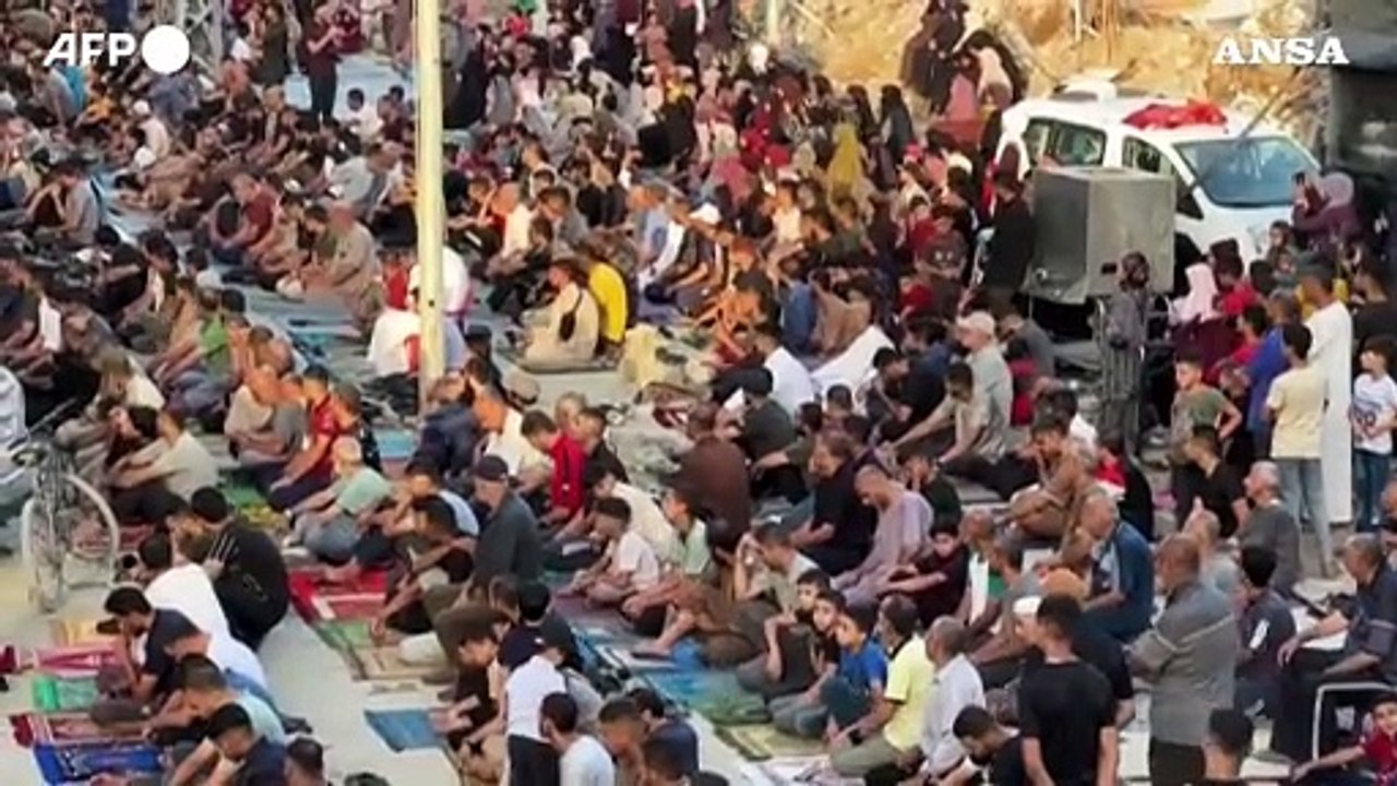 Gaza, a Jabaliya si prega per l'Eid al-Adha fra le macerie