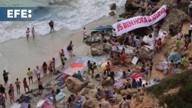 300 mallorquines 'toman' el Caló des Moro para protestar por la masificación turística