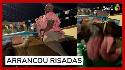 Jojo Todynho se diverte ao levar tombo de touro mecânico