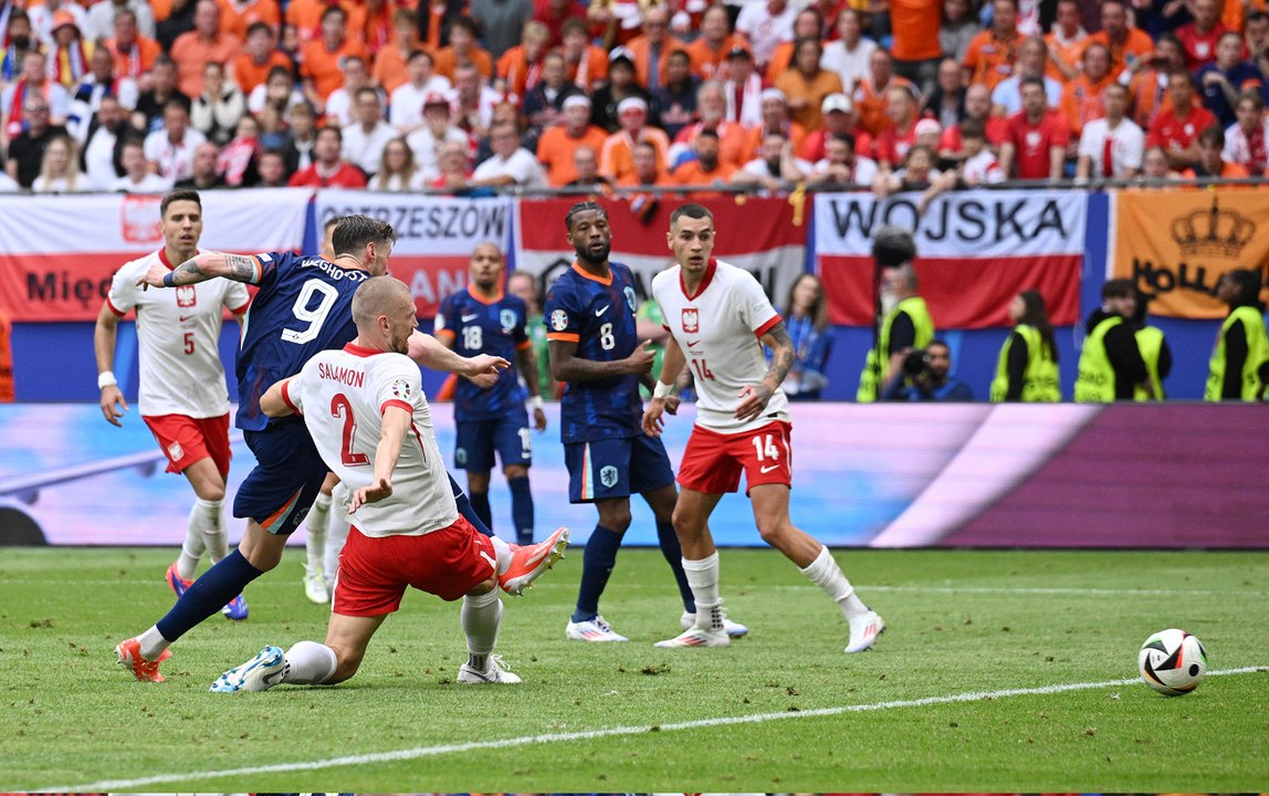 المنتخب الهولندي يحقق فوزاً شاقاً أمام بولندا
