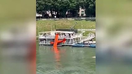 Idrovolante si ribalta sul Ticino a Pavia e viene trascinato dalla corrente: così due barcaioli lo raggiungono