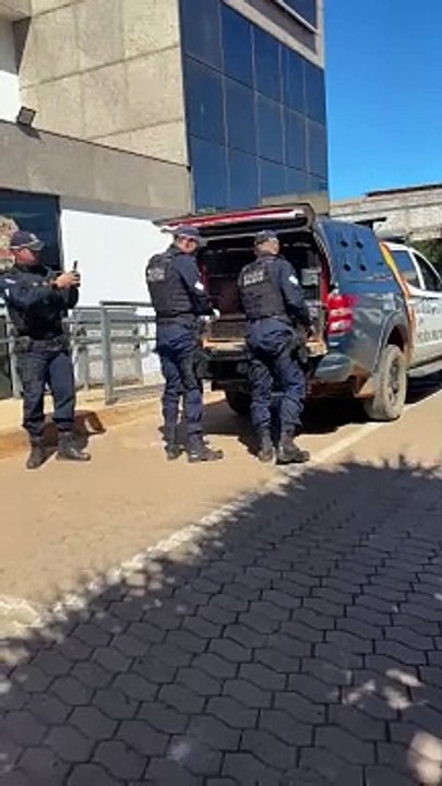 Acusado de feminicídio chega à 8ªDP para prestar depoimento