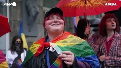 Kiev, tensione al Pride sotto la pioggia e con i neonazisti nei paraggi