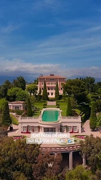 Découvrez ce joyau emblématique de la Côte d'Azur, niché sur une colline pittoresque à Cannes ✨ Unique par sa grandeur, c'est le seul château offrant une vue imprenable sur la baie de Cannes de l'aube au crépuscule, avec une vue inégalée à 360 degrés eng