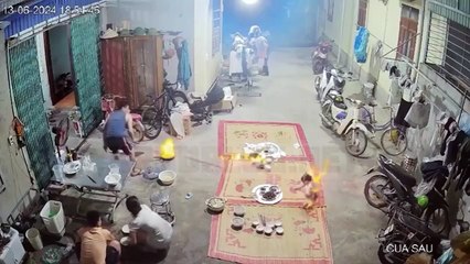 Imágenes fuertes: Una bebé resultó herida por la llama de un sartén en Vietnam