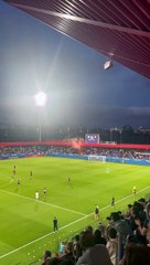 La Grada d'Animació enciende una bengala en el Estadi Johan Cruyff