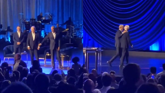 Joe Biden se desorienta en pleno evento en Los Ángeles y Barack Obama es quien lo salva