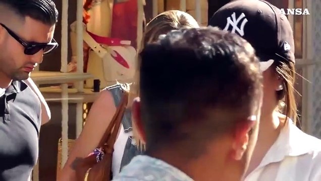 Passeggiata con shopping per Chiara Ferragni a Capri