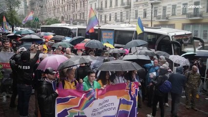 شاهد: الجنود المثليون في أوكرانيا يتظاهرون تحت المطر للمطالبة بحقوقهم آملين في تغير الموقف حيالهم