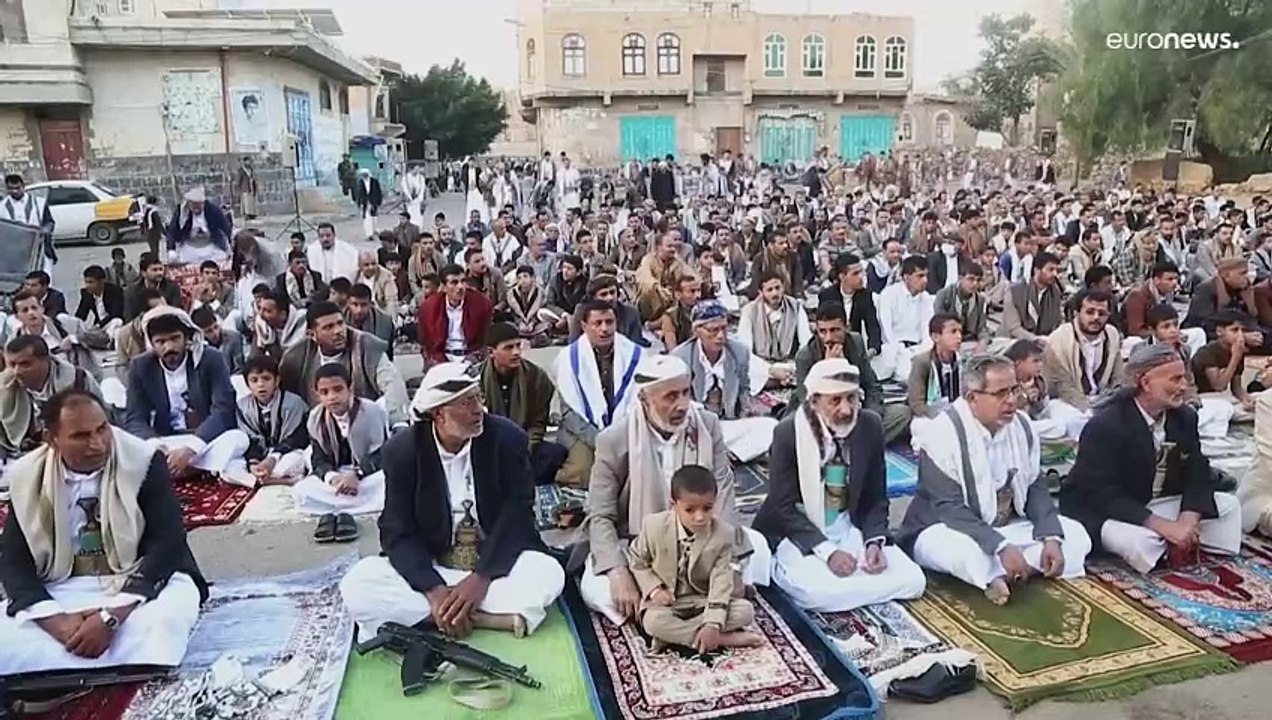 شاهد: في أجواء يملؤها التضرع والخشوع.. اليمنيون يؤدون صلاة عيد الأضحى في صنعاء