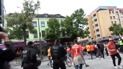 شاهد: الشرطة الألمانية تطلق النار على رجل هدد عناصرها بفأس وعبوة حارقة في هامبورغ