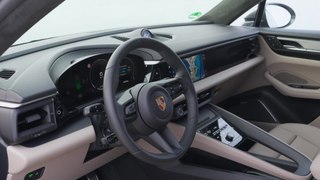 The new Porsche Macan 4 Interior Design in Aventurine Green Metallic