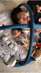 ابرز اللحظات التي جمعت بين عقيل الرئيسي وابنه آدم منذ ولادته