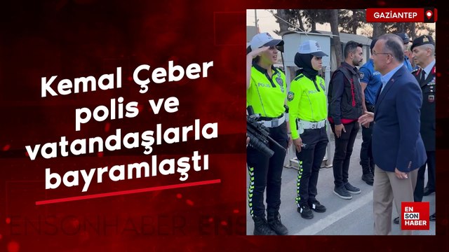 Gaziantep Valisi Kemal Çeber, uygulama noktasında polis ve vatandaşlarla bayramlaştı