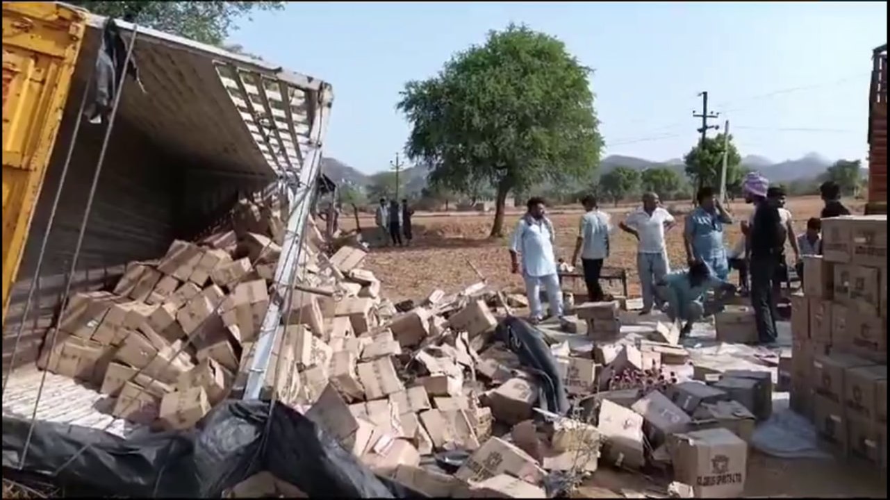 बहरोड़: शराब से भरा मिनी ट्रक पलटा, देखें वीडियो