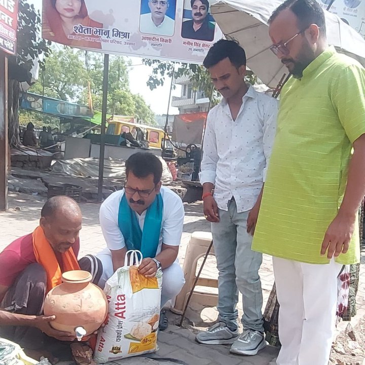 निर्जला एकादशी: तपती दुपहरी में मोची लगे थे जूते चप्पल सिलने में, 'नर सेवा नारायण सेवा' ने किया सम्मानित