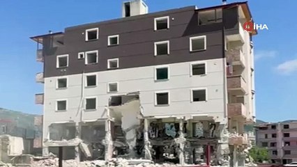 Bina değil sanki kum yığını: Deprem bölgesinden korkunç görüntü