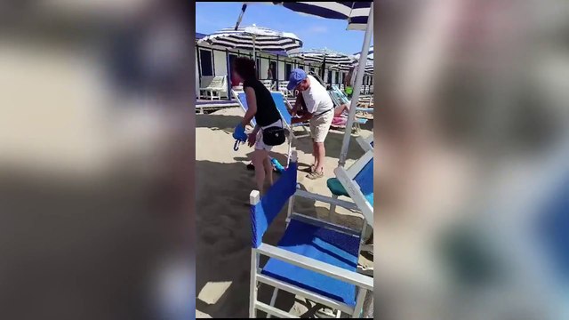 Attivisti contro la proroga delle concessioni balneari: stendono il telo tra gli ombrelloni di un lido