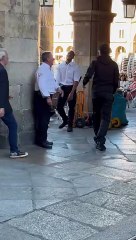 Una persona intenta agredir con una porra a un hombre en la Plaza Mayor de Salamanca