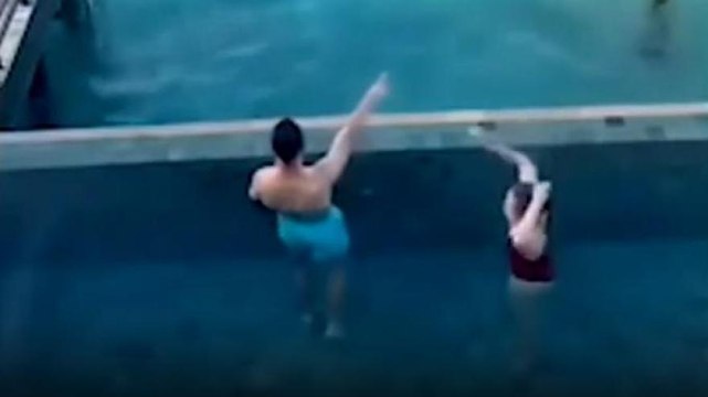 Video, il calciatore Sergio Arribas salva coppia che sta annegando alle Maldive