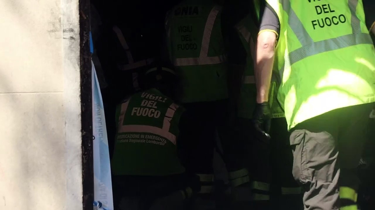 Incendio via Fra Galgario, i rilievi dei vigili del fuoco nell'officina