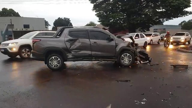 Veículos se envolvem em forte colisão na Avenida Carlos Gomes, em Cascavel