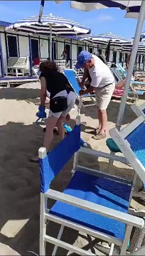 L'irruzione degli attivisti in uno stabilimento balneare a Tirrenia