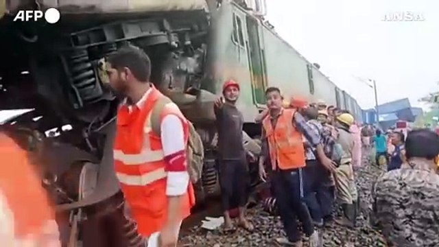 India, scontro fra un treno passeggeri e un merci: almeno 15 morti
