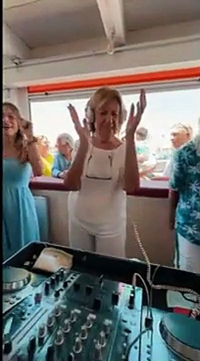 Lecce, la candidata sindaco Poli Bortone si scatena alla consolle: «Ballo meglio di Salvemini»