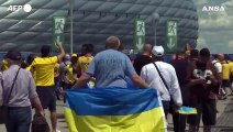 Euro 2024, i tifosi ucraini arrivano allo stadio per il match con la Romania