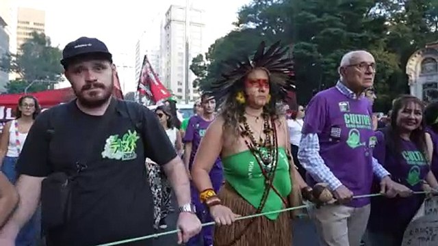 Marcha da maconha reúne milhares de pessoas em São Paulo