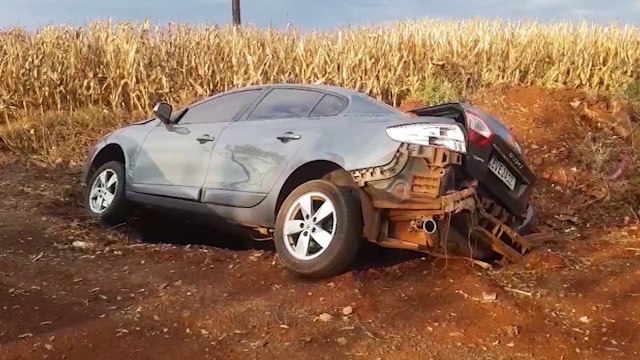 Veículo sai da pista e cai em barranco às margens da BR-467, em Cascavel