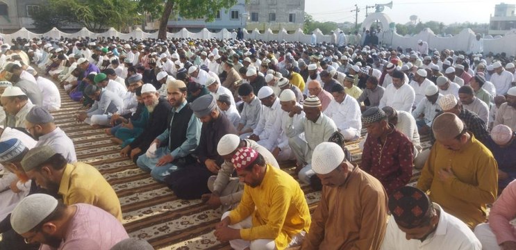 ईद-उल-अजहा पर खुदा की बारगाह में झुके हजारों शिश, शहर समेत कस्बे और गांवों में मनाया पर्व