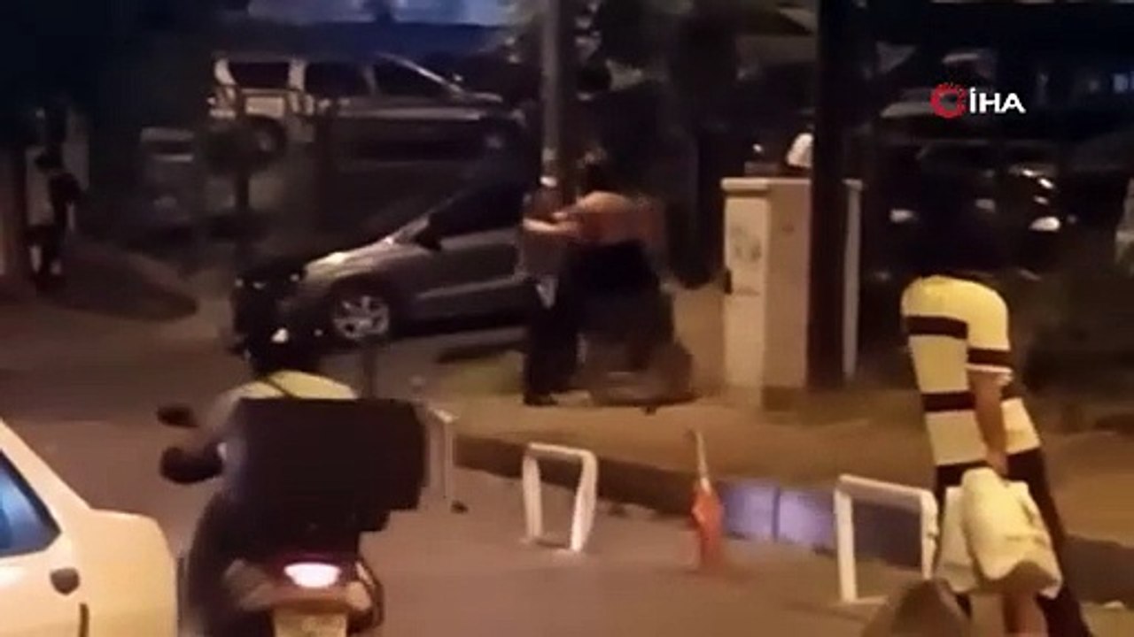 Karaköy'de aldatma kavgası kamerada: Kadın adamın üstüne başını parçaladı