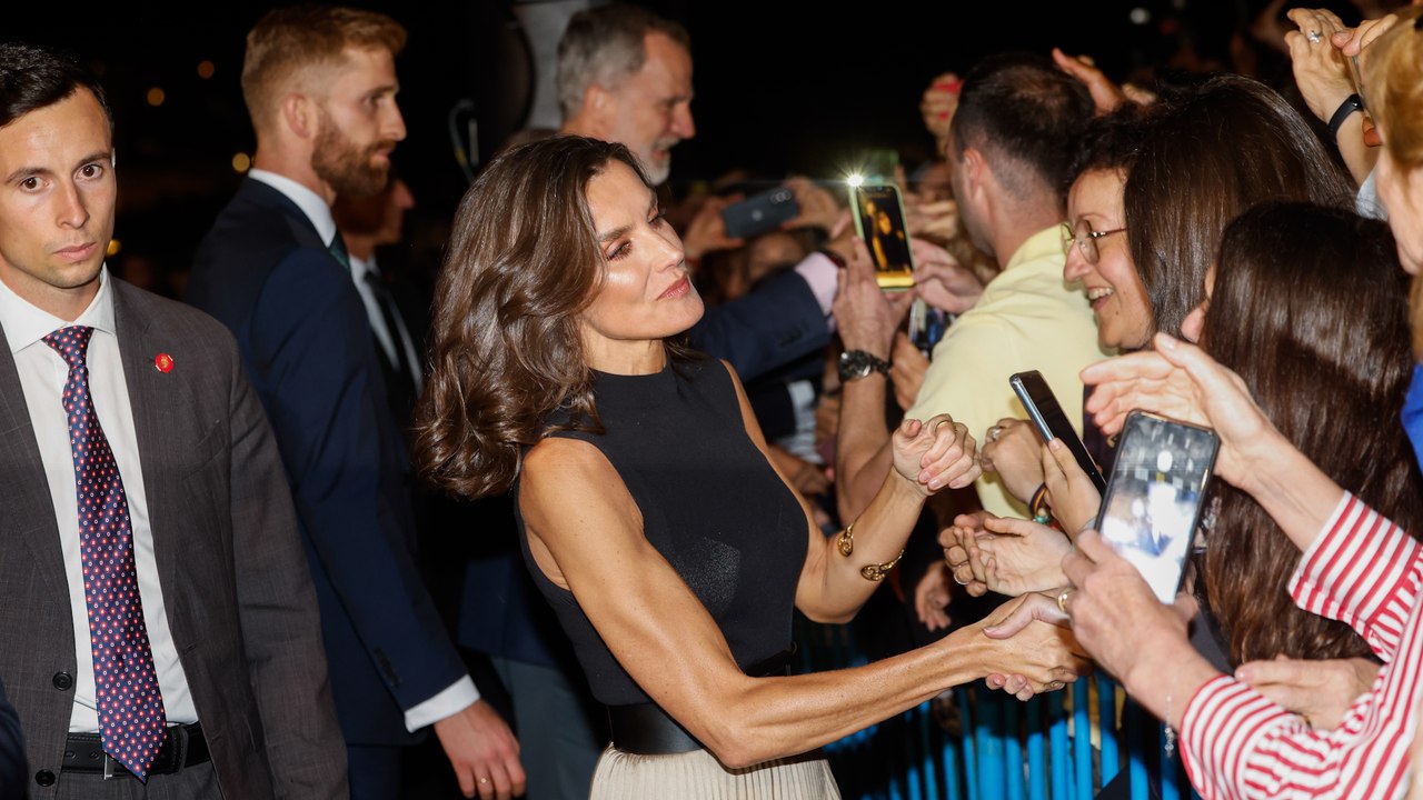 Letizia repite modelo, la Princesa Leonor, lencera, y la Infanta Sofía, blanca ibicenca pero con truco