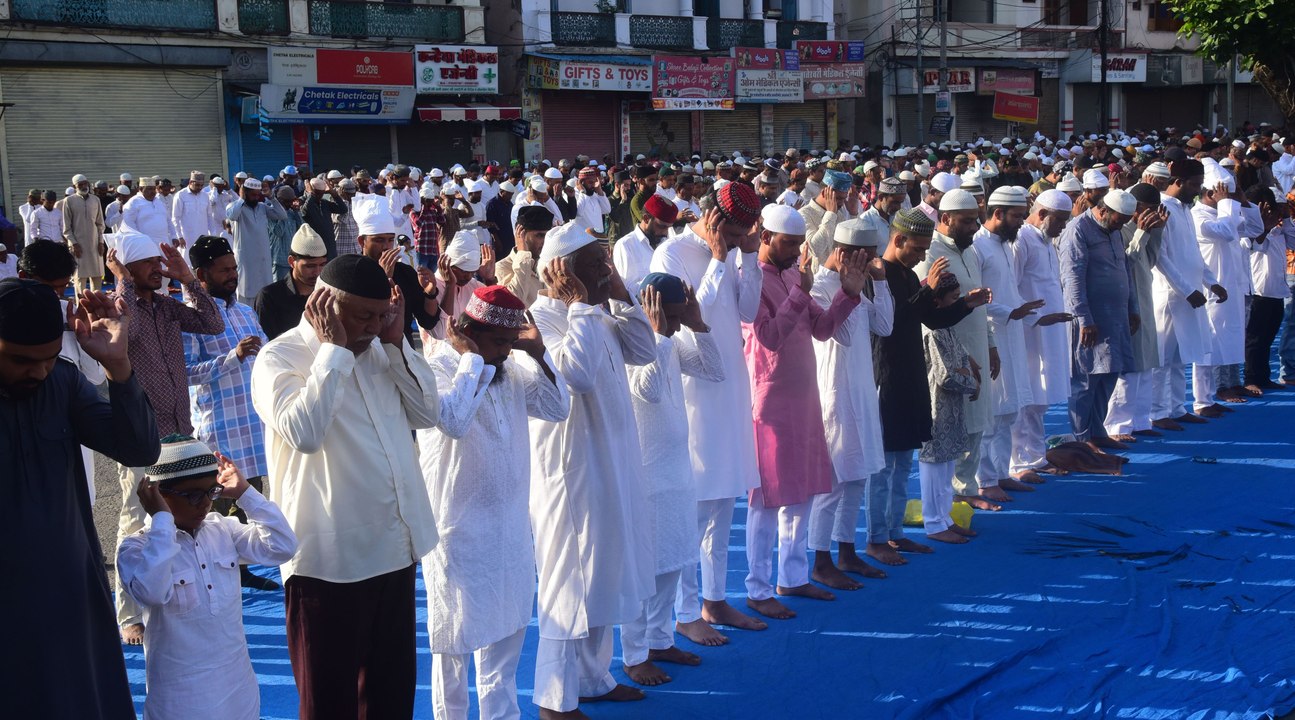 उदयपुर चेतक सर्कल पलटन मस्जिद पर सोमवार को ईद उल अजहा की नमाज अदा करते मुस्लिम समाज के लोग देखें video