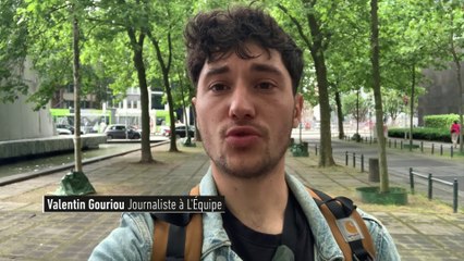 Скачать видео: Que pensent les supporters du télescopage entre foot et politique ? - Foot - Bleus