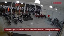 Concessionária de motos é vandalizada por trio de bandidos 