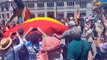 Manifestantes envolvem boneco do Rei de Espanha Felipe VI em bandeira republicana