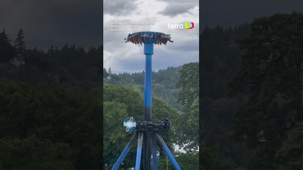 Pessoas ficam presas de ponta-cabeça em brinquedo de parque de diversões centenário nos EUA #shorts