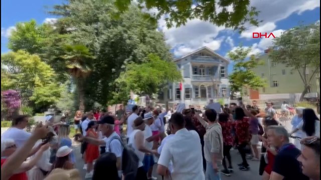 Adalar'da polis ile vatandaşlar arasında minibüs arbedesi