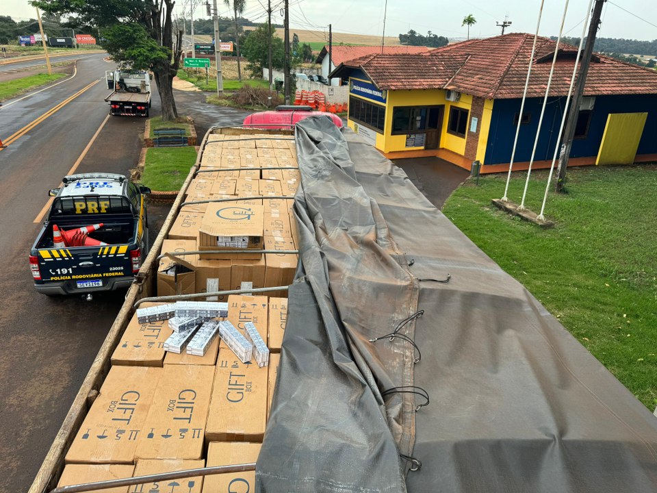 PRF apreende cerca de 800 mil maços de cigarros contrabandeados no PR