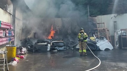자동차 정비공장에서 불...인명피해 없어 / YTN