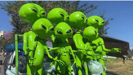 De outro planeta: artesão roda o Brasil vendendo esculturas de ETs