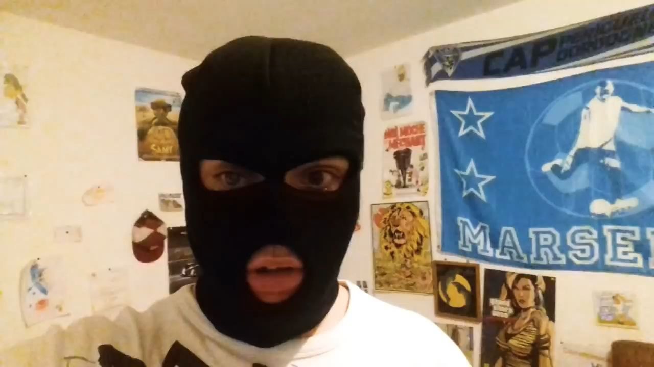 DÉDICACE À LA CAGOULE