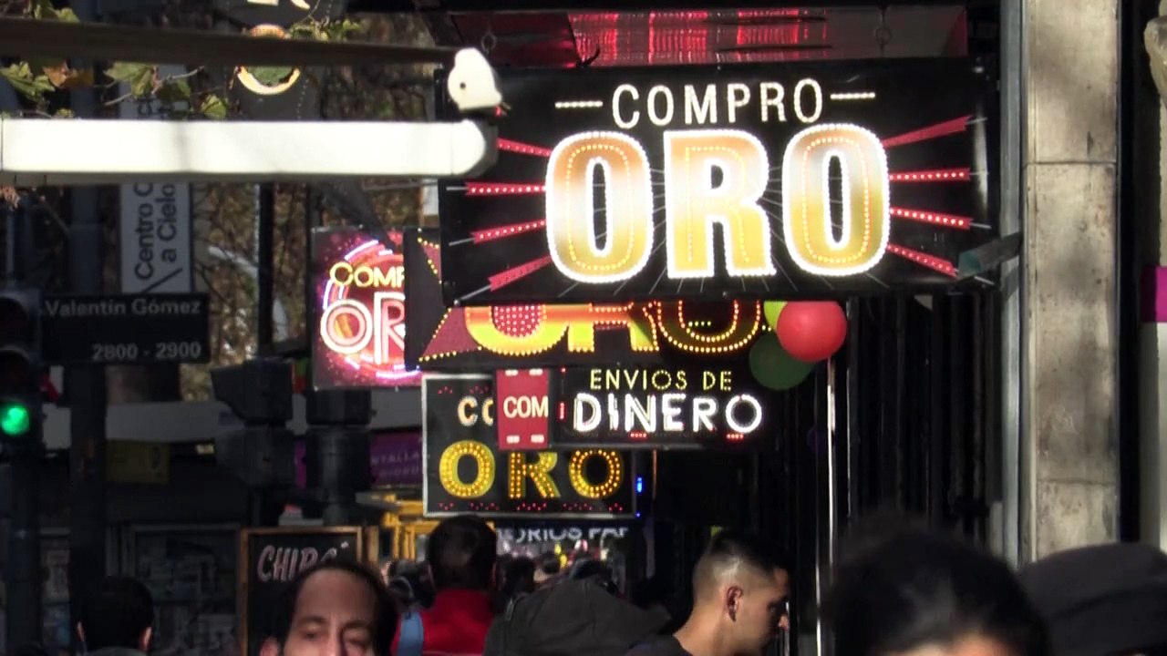 Argentinos liquidan 'joyas de la abuela' en la odisea de llegar a fin de mes