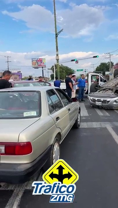 Aparatoso accidente sobre la avenida Juan Gil Preciado y la calle La Cardona