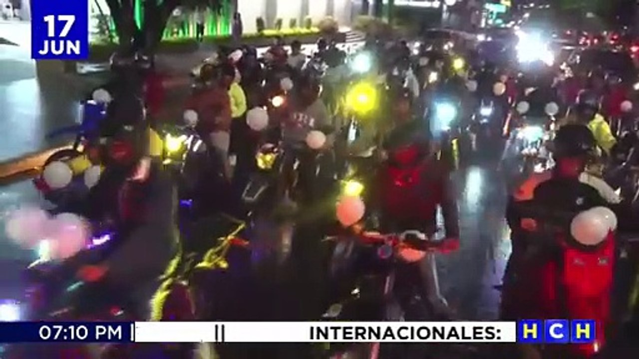 Motociclistas protestan con globos blancos exigiendo justicia para joven asesinado por policía