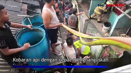 Download Video: Diduga karena Kebocoran Gas, 4 Rumah Kontrakan di Ciracas Terbakar