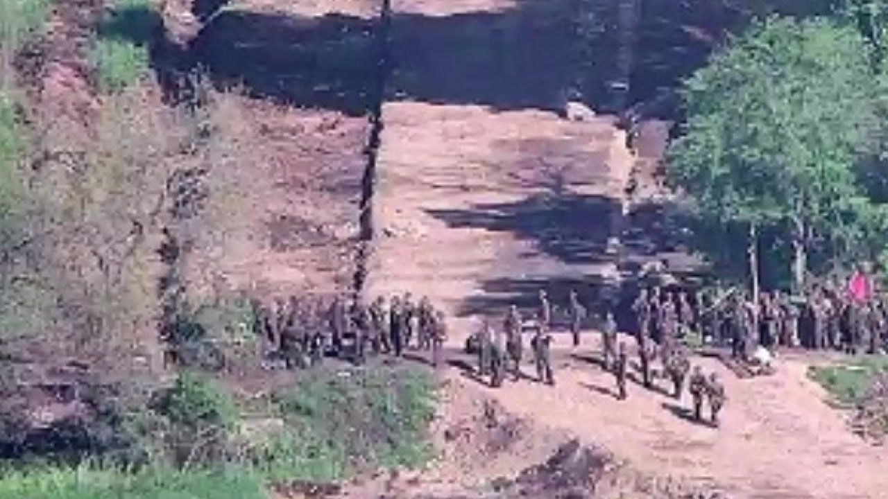 軍 "북한군 전방 지역 작업 중 지뢰폭발로 다수 사상자 발생" / YTN